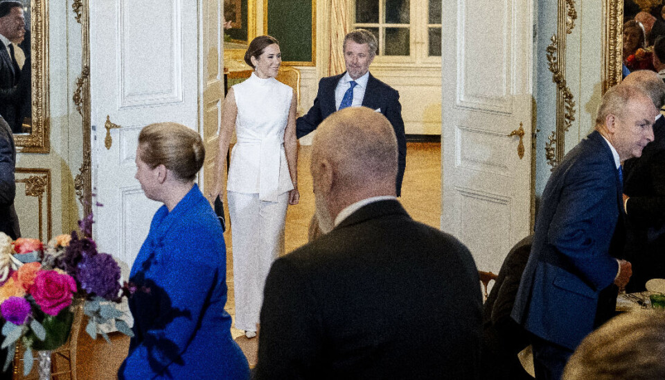 Frederik og Mary gør deres entre i Riddersalen til middagen for Europas stats- og regeringsledere onsdag aften.