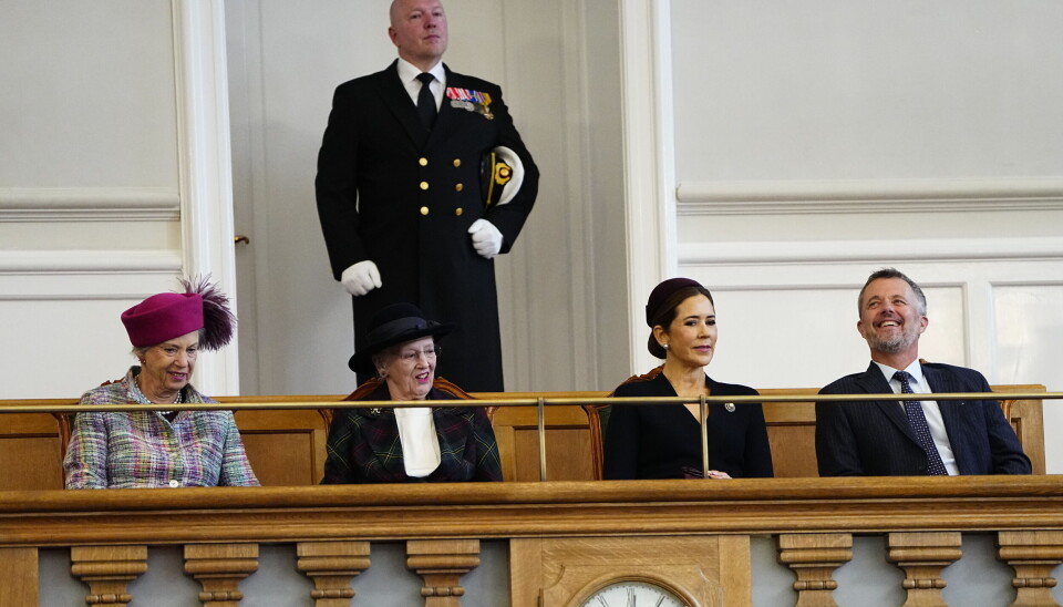 Prinsesse Benedikte, Dronning Margrethe, Dronning Mary og Kong Frederik på plads i Folketingssalen