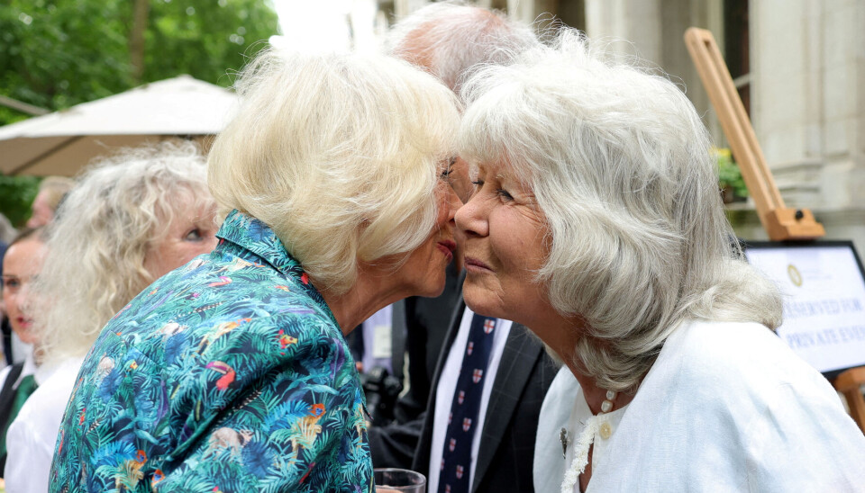 Dronning Camilla ses her sammen med sin nære veninde Dame Jilly Cooper ved fejringen af sin 75 års fødselsdag i 2022.