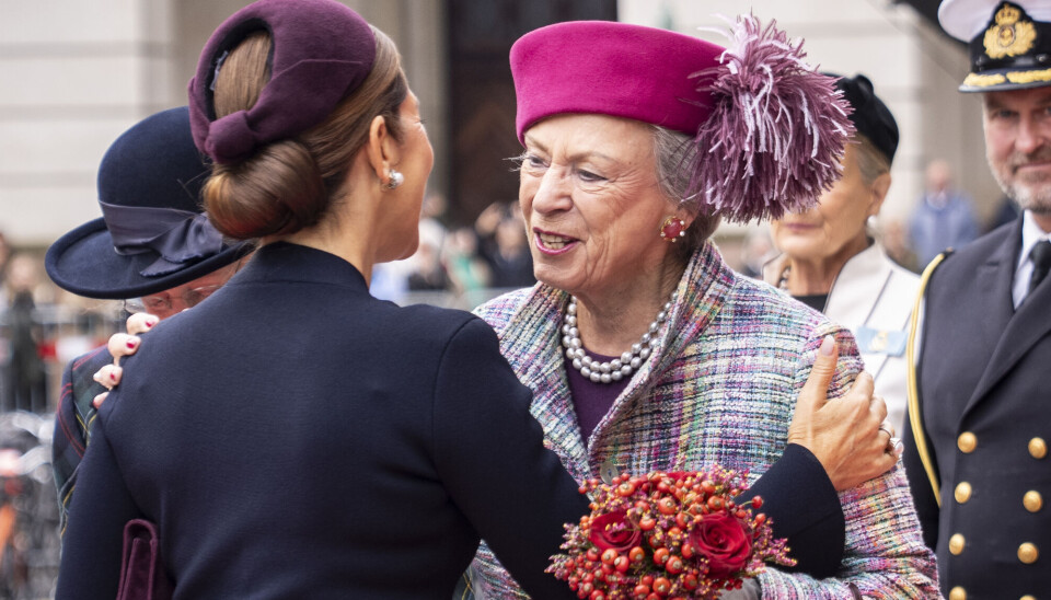 Dronning Mary og prinsesse Benedikte hilser på hinanden - med kram og kindkys - ved ankomsten til Folketingets åbning.