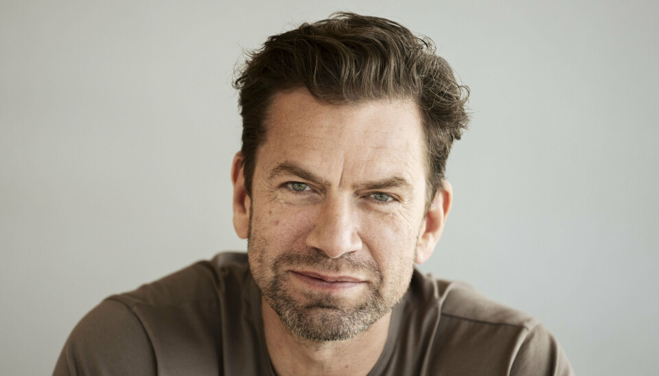 Ud over sin hustru og parrets to piger føler Nikolaj Lie Kaas sig set af sin gamle gruppe af venner. - Mænd har jo en tendens til at sætte sig fast på nogen, man har kendt i lang tid, konstaterer han.
