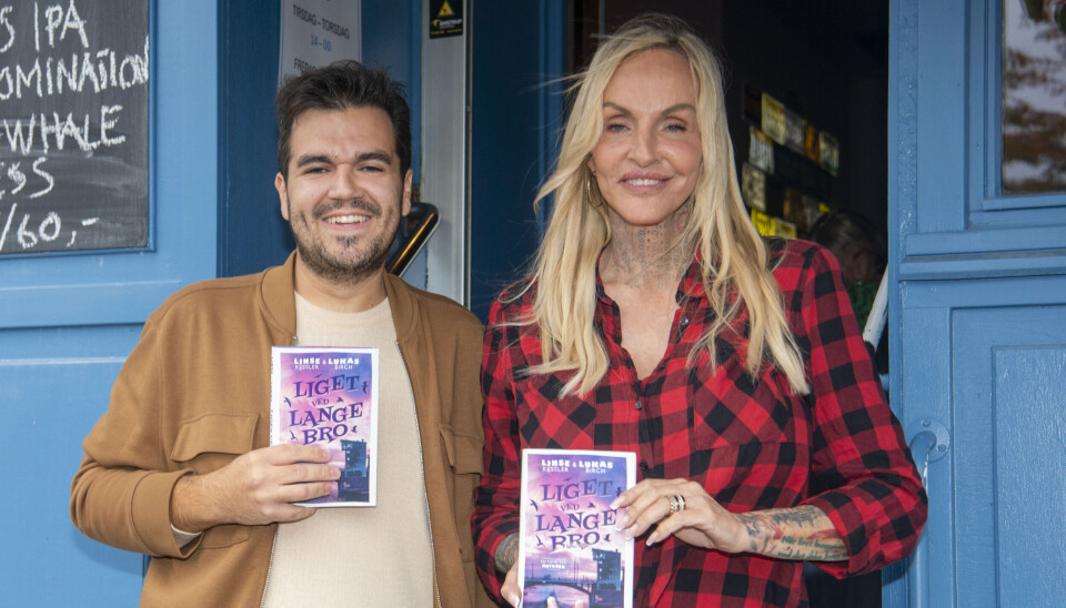 Lukas Birch og Linse Kessler med deres krimi foran 'Café Haraldsborg' i København.
