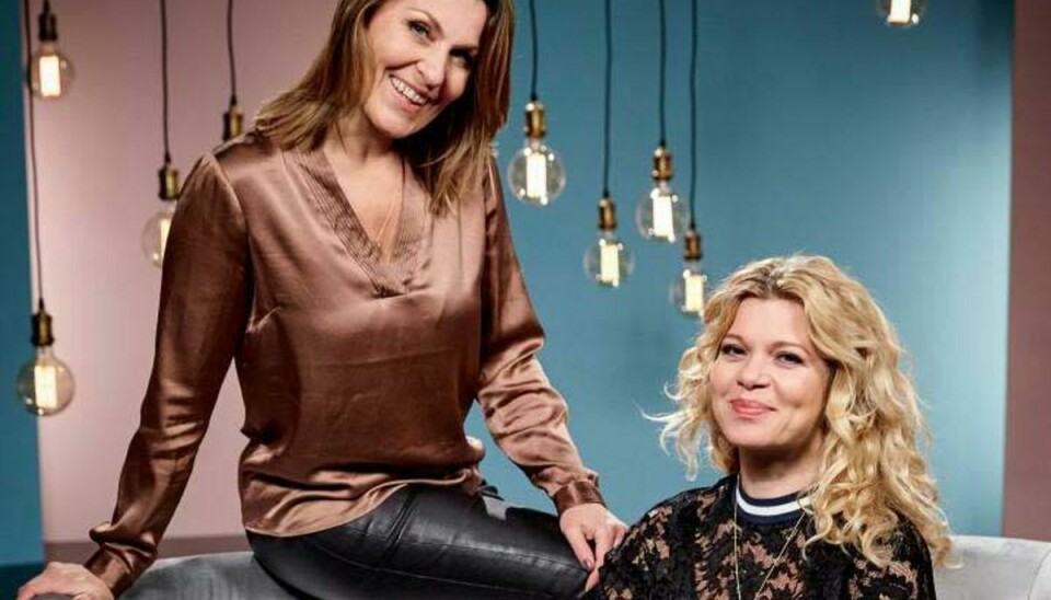 Tv-værten Sara Bro og sanger og skuespiller Kaya Brüel er uenige om, om en tændt smøg spreder dårlig stemning eller dårlig lugt. Foto: Krestine Havemann/sbs/Free