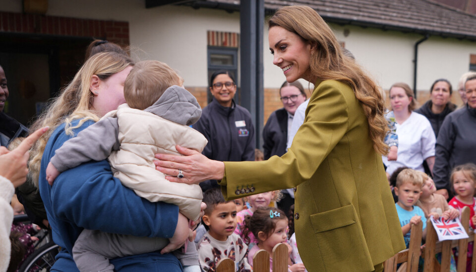 Kate ses her hilse på nogle af brugerne under besøget hos Home-Start i Oxford.