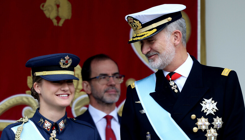 Kong Felipe og prinsesse Leonor ved fejringen af nationaldagen i Madrid søndag.