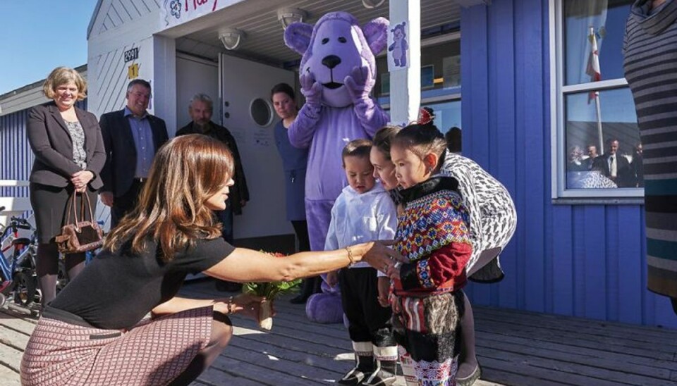 Kronprinsesse Mary bydes velkommen af Parnuuna på 4 år og Malik på 4 år da hun ankommer til børnehaven Sikkersoq i Nuuk. Foto: Ulrik Bang/Scanpix. Kronprinsesse Mary bydes velkommen af Parnuuna på 4 år og Malik på 4 år da hun ankommer til børnehaven Sikkersoq i Nuuk. Foto: Ulrik Bang/Scanpix.