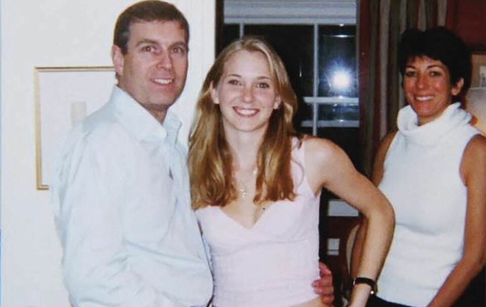 Billedet her viser prins Andrew med en arm omkring dengang 17-årige Virginia Giuffre. Til højre i billedet ses Ghislaine Maxwell.