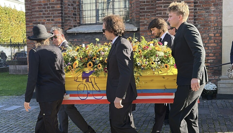 Den smukt pyntede kiste med Jørgen Leth. Kistebærerne var Jørgen Leths fire børn, Karoline, Asger, Kristian og Tomas og barnebarnet Aksel.