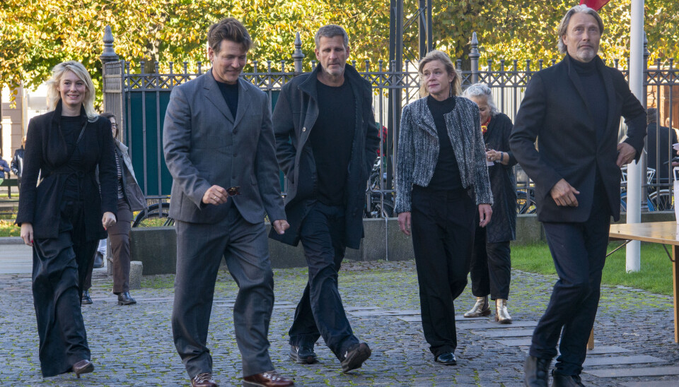 Mads Mikkelsen ankom sammen med filmnstruktøren Thomas Vinterberg og Anders Thomas Jensen samt herrernes hustruer, Helene Reingaard Neumann og Line Kruse.