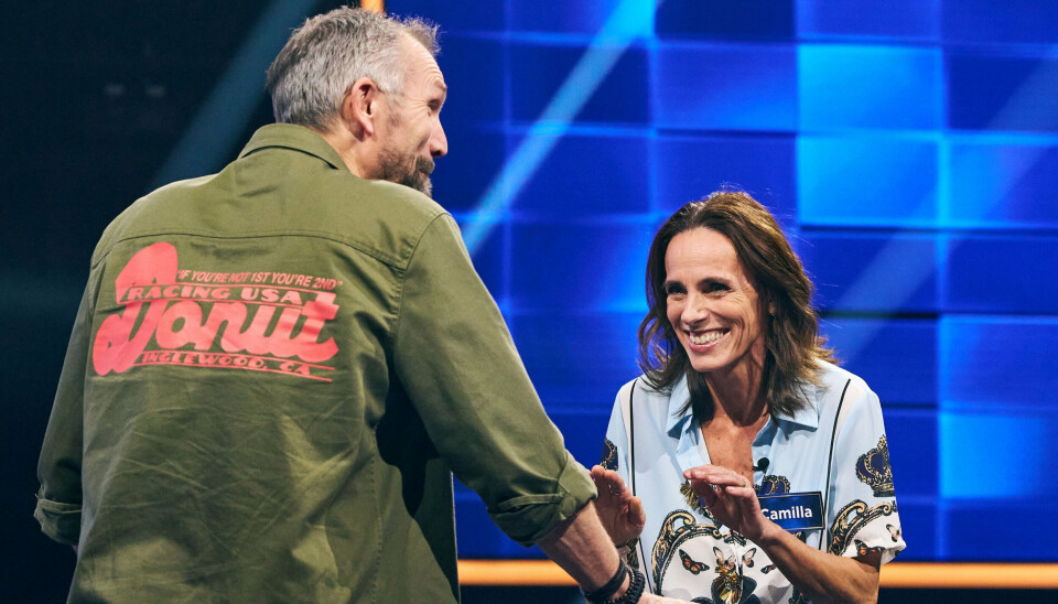 Tv-vært Camilla Ottesen ansigt til ansigt med den kendte fysioterapeut og træner Mark Abildhauge. De stiller op i 'Feltet' med henholdsvis menneskekroppen og cykelsport som kategori.