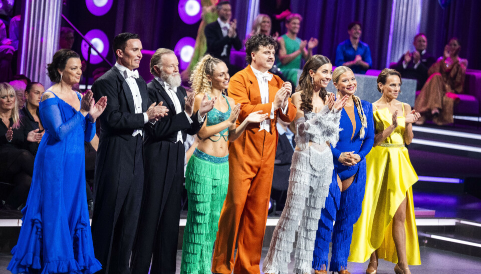 De kendte dansere i aften med en orangeklædt Alfred Midé Erichsen i midten.