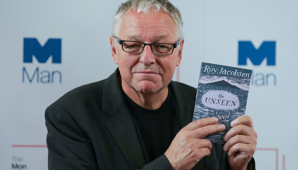 Den norske forfatter Roy Jacobsen poserer med sin bog 'The Unseen' ved en konference i London i 2017. (Arkivfoto).