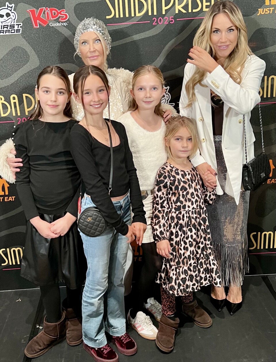 Amalie Szigethy og mor med en børneflok.
