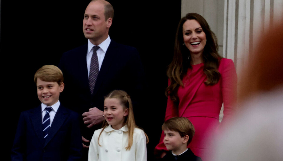 Nu 7-årige prins Louis ses her på balkonen på Buckingham Palace sammen med prins William og prinsesse Kate samt sine to ældre søskende, 12-årige prins George og prinsesse Charlotte, der er 10 år.