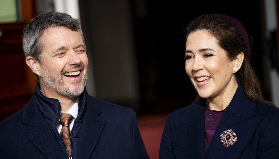 Kong Frederik og dronning Mary har været på en række statsbesøg siden tronskiftet i januar 2024. Her ses de til et kort fremmøde foran pressen under et statsbesøg til Finland i marts.