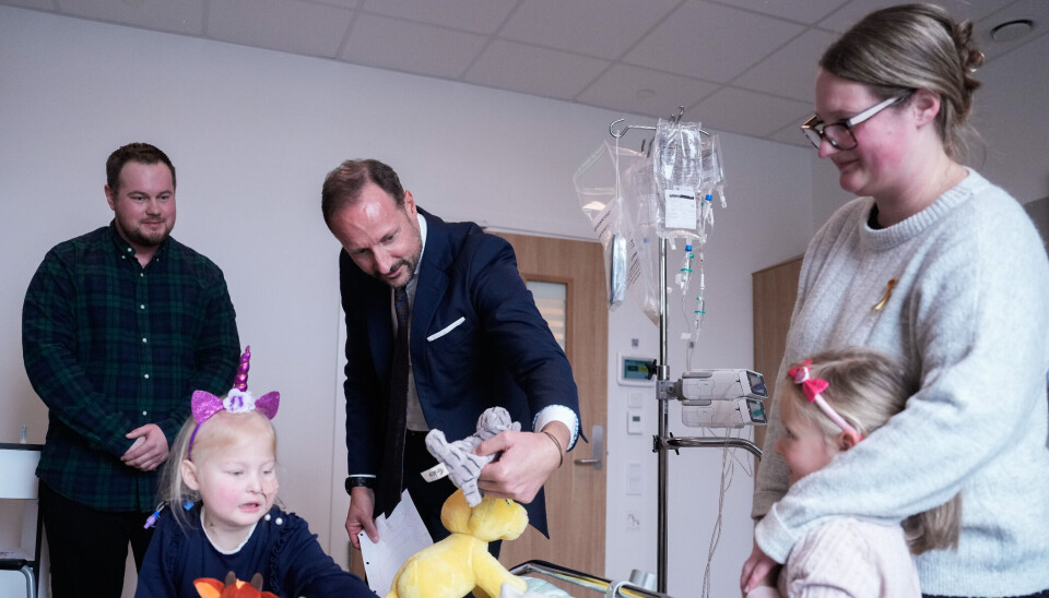 Kronprins Haakon ses her ved indvielsen af det nye sygehus i Drammen torsdag.