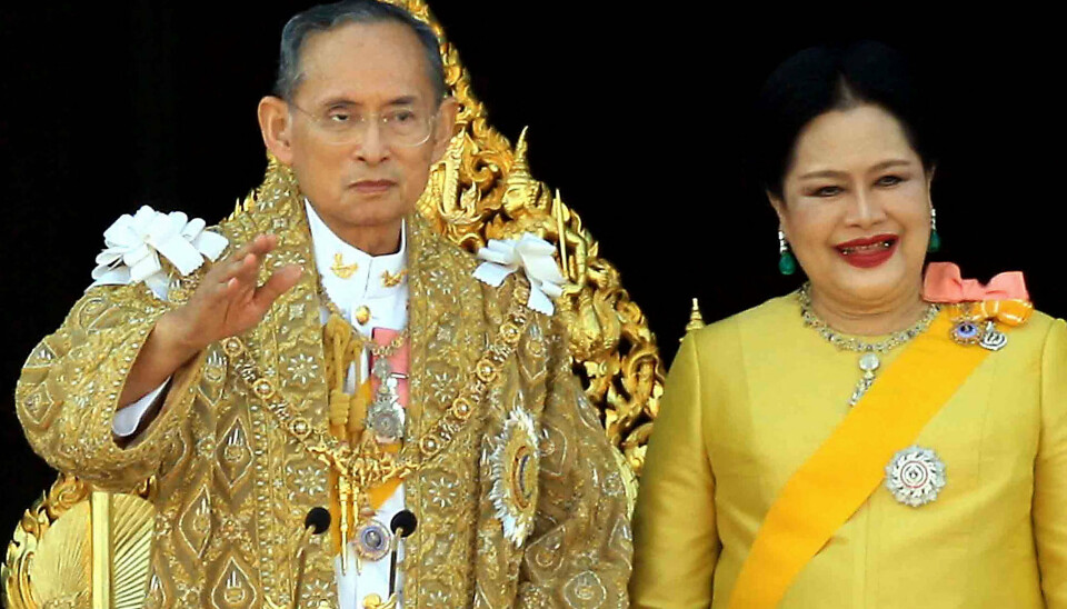 Et billede fra 5. juni 2007 af kong Bhumibol Adulyadej og Sirikit, der var Thailands dronning, blev taget i anledning af kongens 80-års fødselsdag i Bangkok. Sirikit er død i en alder af 93 år. (Arkivfoto).