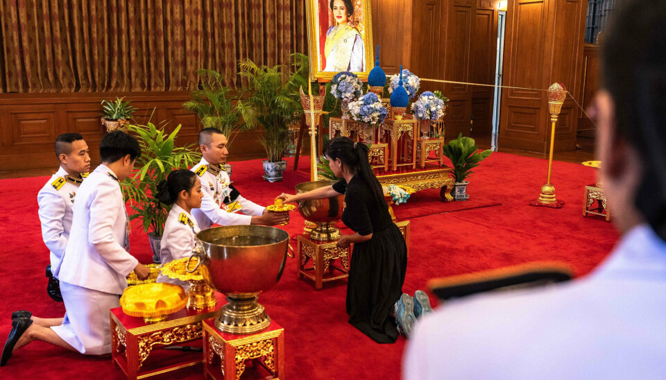 Mange har søndag fundet vej til The Grand Palace for at ære den tidligere dronning Sirikit. Hun døde fredag i en alder af 93 år.