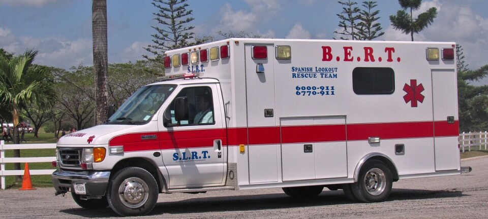 Mand stjæler ambulance med patient liggende bagi
