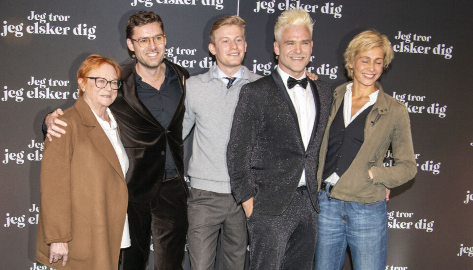 Lisbeth Dahl spiller sammen med skuespillerne Johannes Nymark, Albert Harson og Laura Drasbæk. Silas Holst i midten har instrueret.