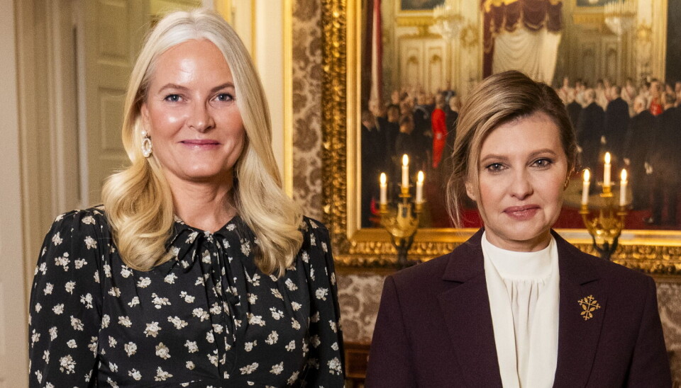 Kronprinsesse Mette.Marit ses her sammen med Ukraines førstedame, Olena Zelenska, på slottet i Oslo fredag.