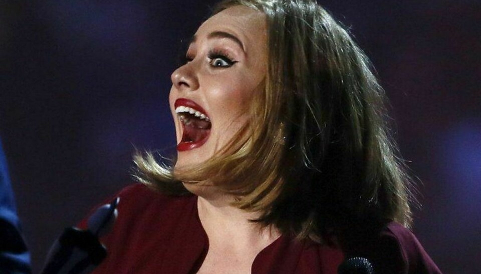 Adele holdt pause mellem sine mange hits for at fortælle, at hun var chokeret over at høre nyheden om Brad Pitt og Angelina Jolies skilsmisse få timer tidligere. Foto: STEFAN WERMUTH/Scanpix.