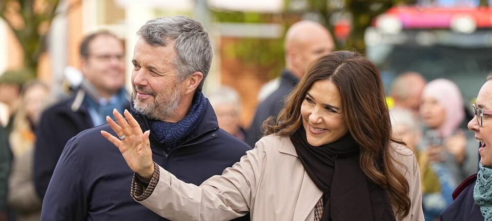 Frederik og Mary modtaget med flag