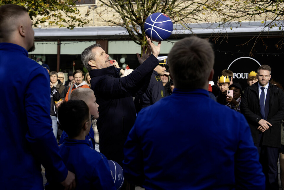 Kongen skulle lige afprøve sine evner med en basketball.