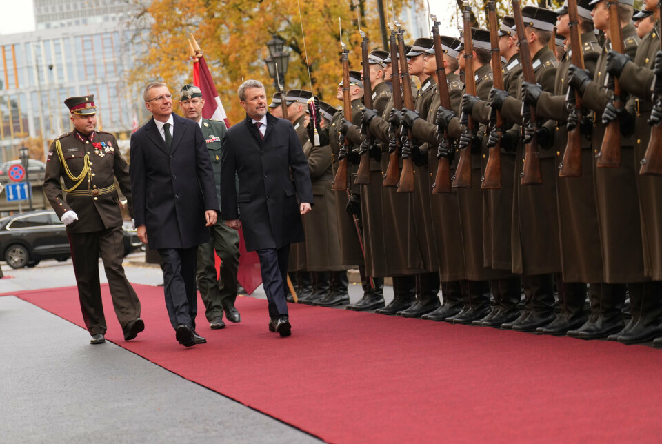 Kong Frederik og Letlands præsident, Edgars Rinkevics, inspicerer æresgarden ved en velkomstceremoni på præsidentens officielle residens, Riga Slot.