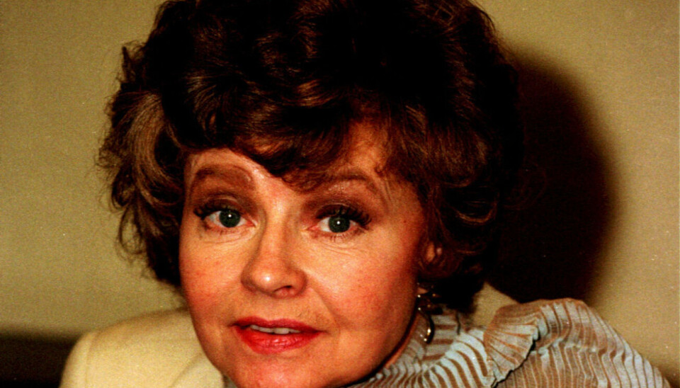 Prunella Scales blev berømt i serien om det splittergale badehotel.