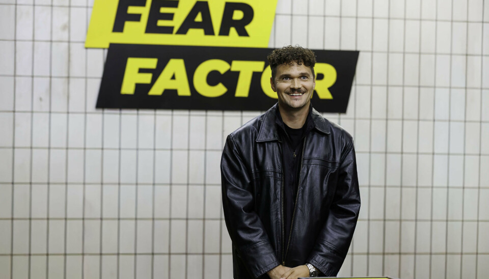 Da 'Fear Factor' blev sendt på TV3 i 00'erne, skulle deltagerne blandt andet spise kogte tyretestikler, ligge i en glaskiste fyldt med levende orme og springe fra en kørende lastbil til en anden i kampen om at vinde en pose penge. Det fremgår ikke, om det også er udfordringerne i TV 2's genrejsning af programmet.