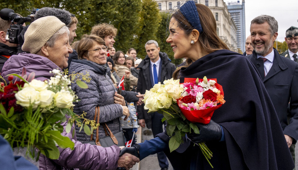 Rigtig mange var mødt op - adskillige med blomster til Mary - for at hilse på, da det danske kongepar tirsdag gik på gaden i Riga for at hilse på lokalbefolkningen.