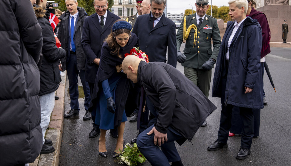 Ups... Her går det galt. Mary taber en buket blomster, da hun sammen med kong Frederik hilser på lokalbefolkningen i Riga