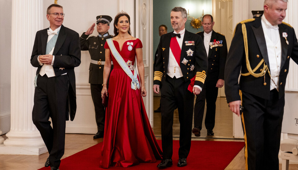 Frederik og Mary ankommer til gallamiddagen på slottet i Riga sammen med Letlands præsident, Edgars Rinkevics (tv)
