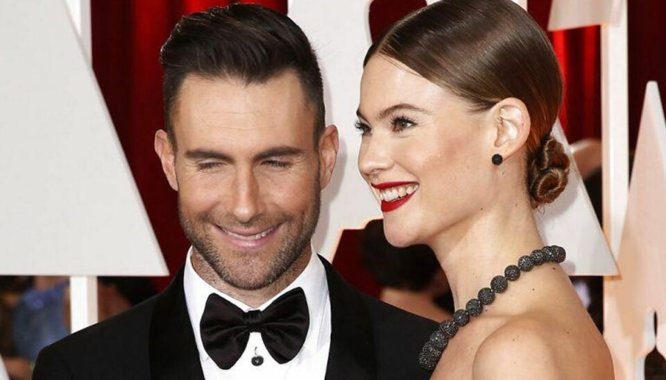 Stolt popstjerne viser sin nyfødte datter frem