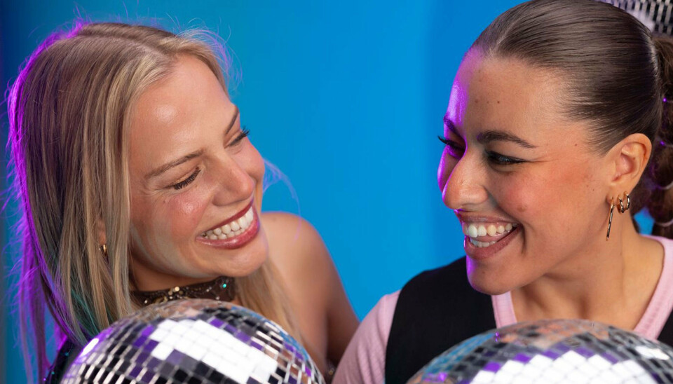 Maria Helander (til venstre) og Sælma Alakhir (til højre) stiller sig sammen på scenen til MGP 2026 i Arena Nord, Frederikshavn.