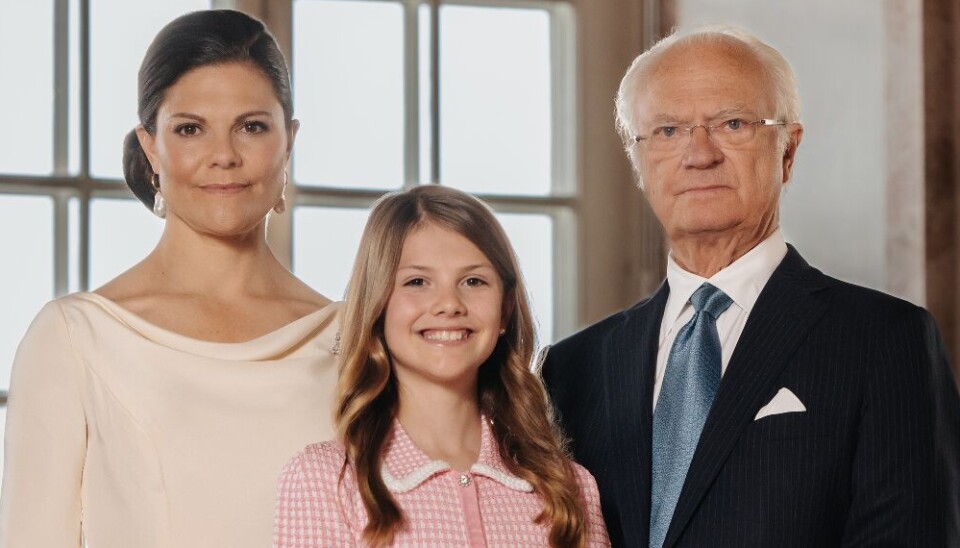 Tre generationer. Kong Carl Gustaf og kronprinsesse Victoria samt prinsesse Estelle, der er nummer to i den svenske tronarvefølge efter sin mor.