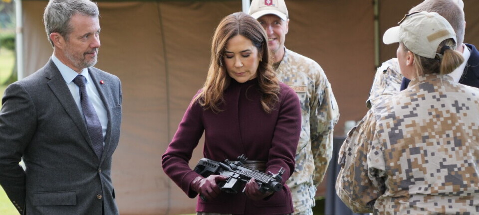 Mary bevæbnet med riffel