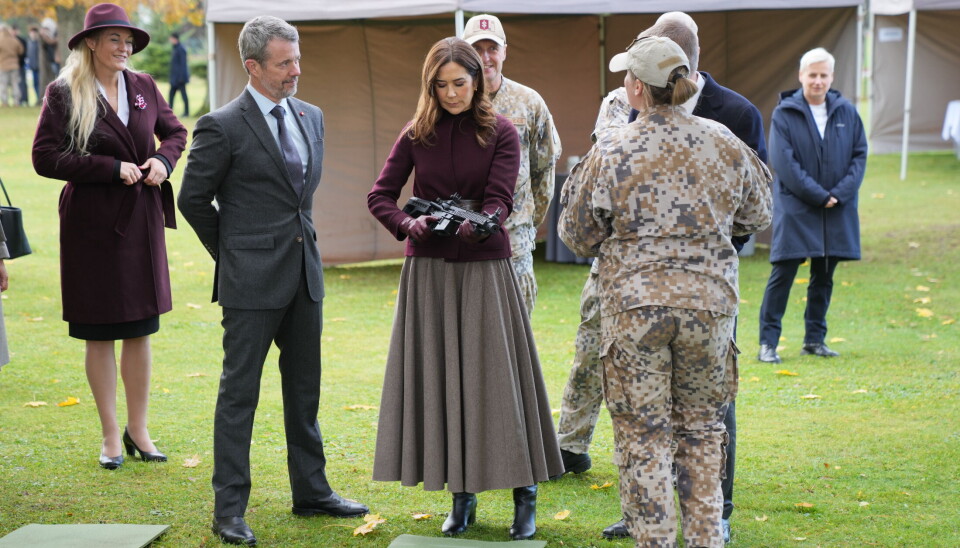 Kong Frederik og dronning Mary besøger Adazi Gymnasium i Letland, hvor de overværer undervisning i civilt beredskab, der er et obligatorisk fag på ungdomsuddannelser. - Foto: Ida Marie Odgaard/Ritzau Scanpix
