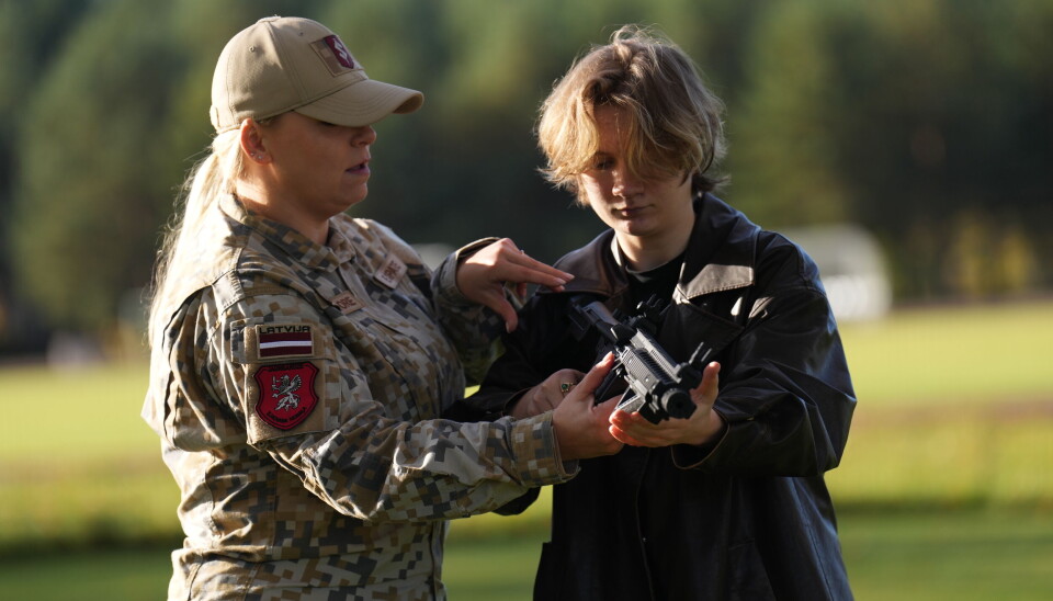 En elev på Adazi Gymnasium i Letland skydetræner onsdag som led i den obligatoriske undervisning i civilt beredskab i Letland. - Foto: Ida Marie Odgaard/Ritzau Scanpix