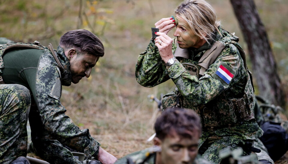 Der bliver lagt krigsmaling i felten