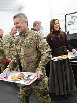 Frederik og Mary tog pænt plads i køen
