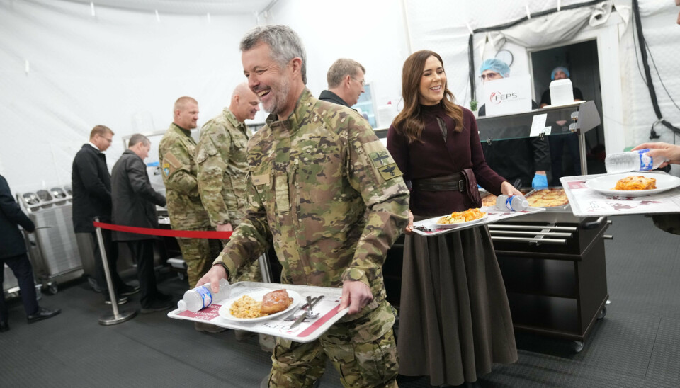 Kong Frederik og dronning Mary afsluttede onsdagens besøg i danske militærlejr Camp Valdemar i Adazi i Letland med en tur i kantinen.