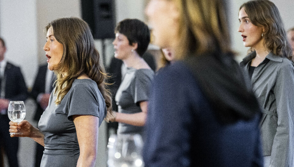 Ungklang synger for de kongelige og deres gæster i Riga onsdag eftermiddag.