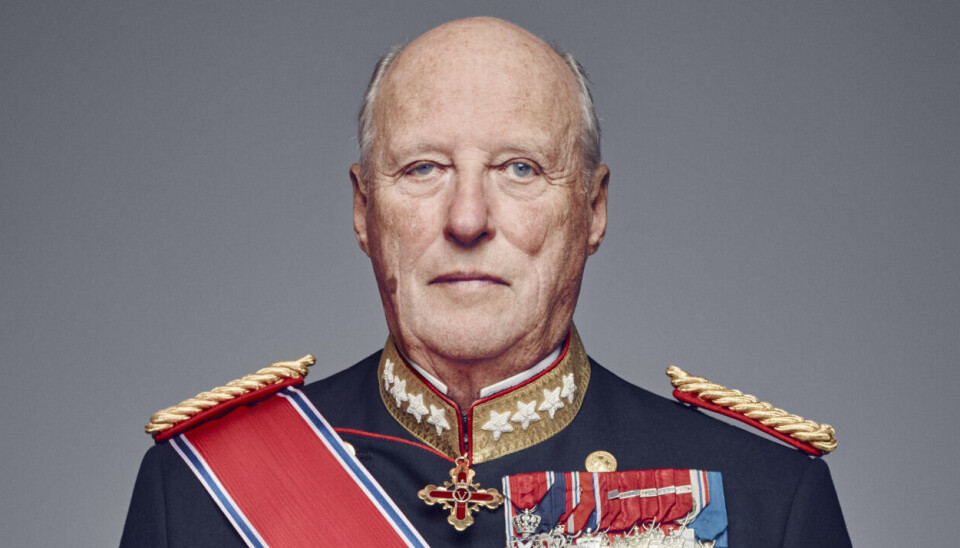 Norske kong Harald står angiveligt lige nu i et prins Andrew-dilemma