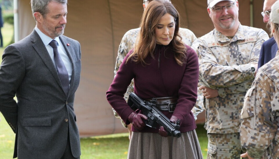 Kong Frederik og dronning Mary besøger Adazi Gymnasium i Adazi i Letland onsdag den 29. oktober 2025. Under besøget overværer Kongeparret undervisning i civil beredskab, der er et obligatorisk fag på ungdomsuddannelser.