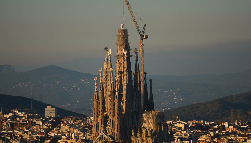 Sagrada Familia måler nu 162,91, efter at en kran torsdag løftede en del af det centrale tårn på plads. Når tårnet er færdigbygget, vil det måle 172,5 meter.