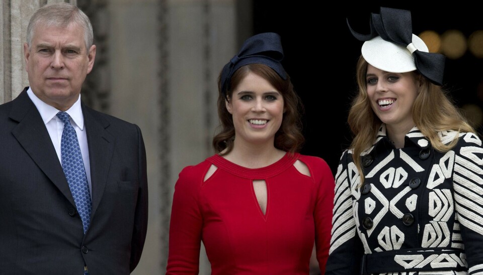 Andrew ses her sammen med sin to døtre, prinsesse Beatrice (th) og prinsesse Eugenie