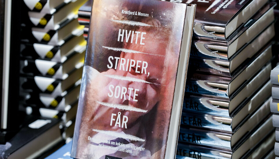 Marius Borg Høibys forsvarere forsøger at få standset salget af bogen 'Hvide striber, sorte får', som her står i en boghandel i Norge. Alt imens har et nyt forlag varslet en ny bog om Høiby. (Arkivfoto).