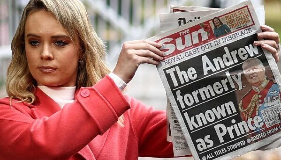 En journalist ses her med dagens udgave af det britiske medie The Sun.